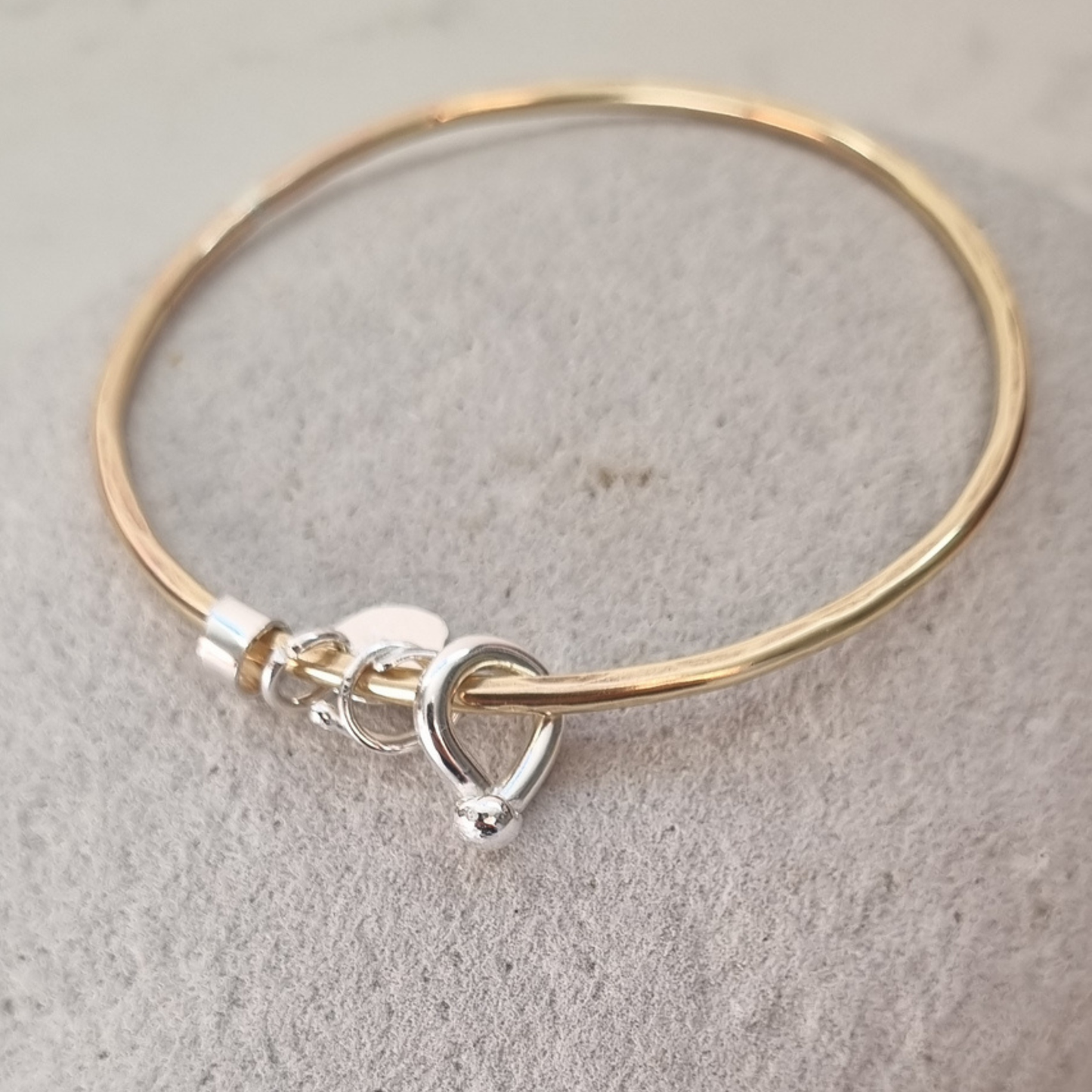 Breathe bangle in brass and silver